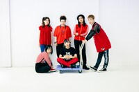 BimBamBoomと椿。（Photo by Aiko Oka）