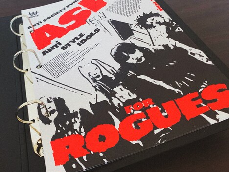 バインダーに収めたASPフリーペーパー。