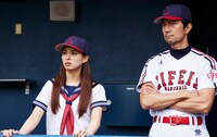 ドラマ「八月は夜のバッティングセンターで。」第1話の場面写真。 (c)「八月は夜のバッティングセンターで。」製作委員会