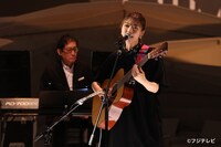 左から武部聡志、竹内アンナ。