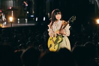 野音のド真ん中で歌う吉澤嘉代子（撮影：山川哲矢）