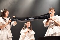 ツアーグッズを紹介するukka。