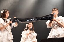 ツアーグッズを紹介するukka。