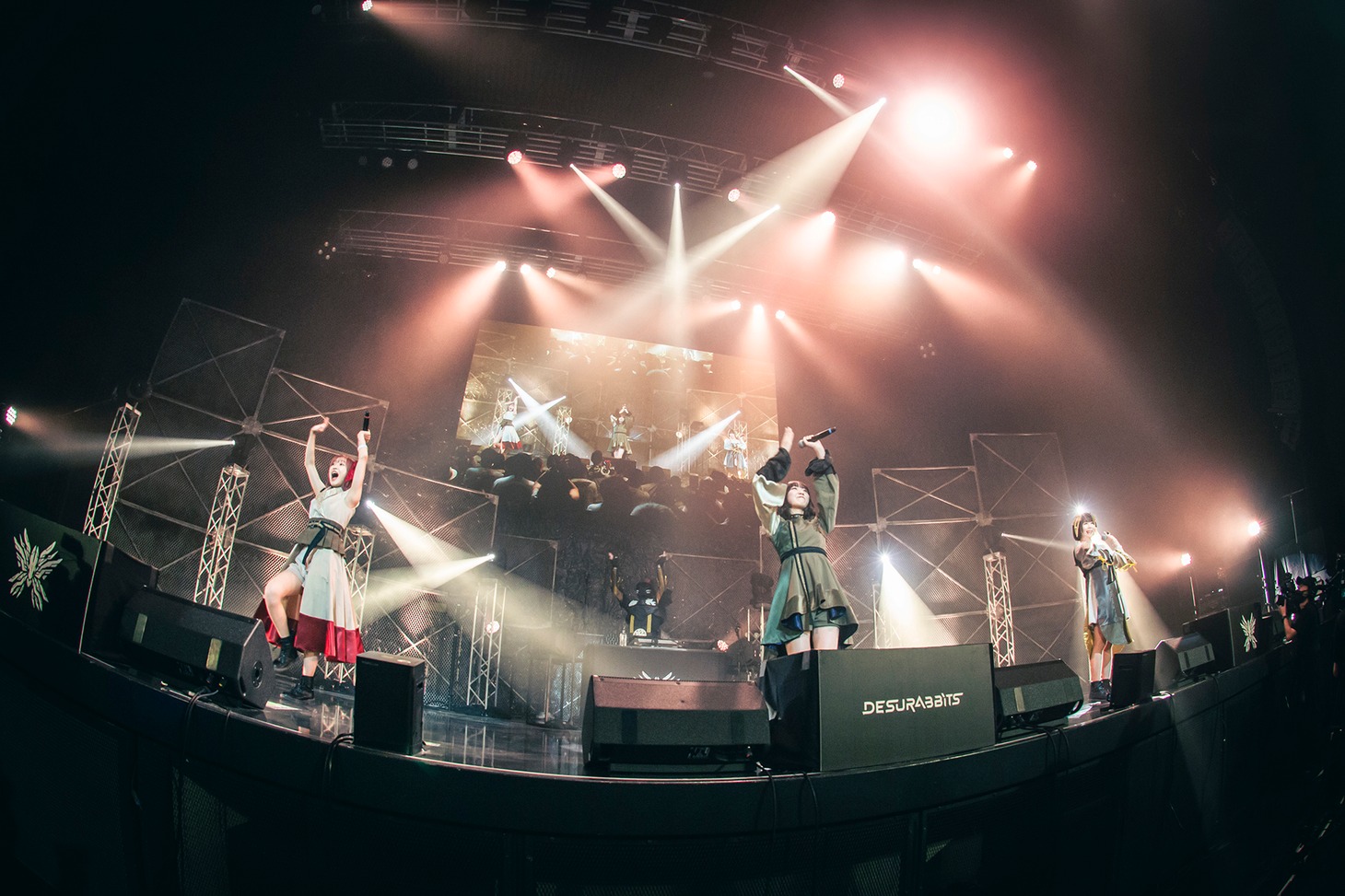 DESURABBITS（Photo by Sana Utsumi）