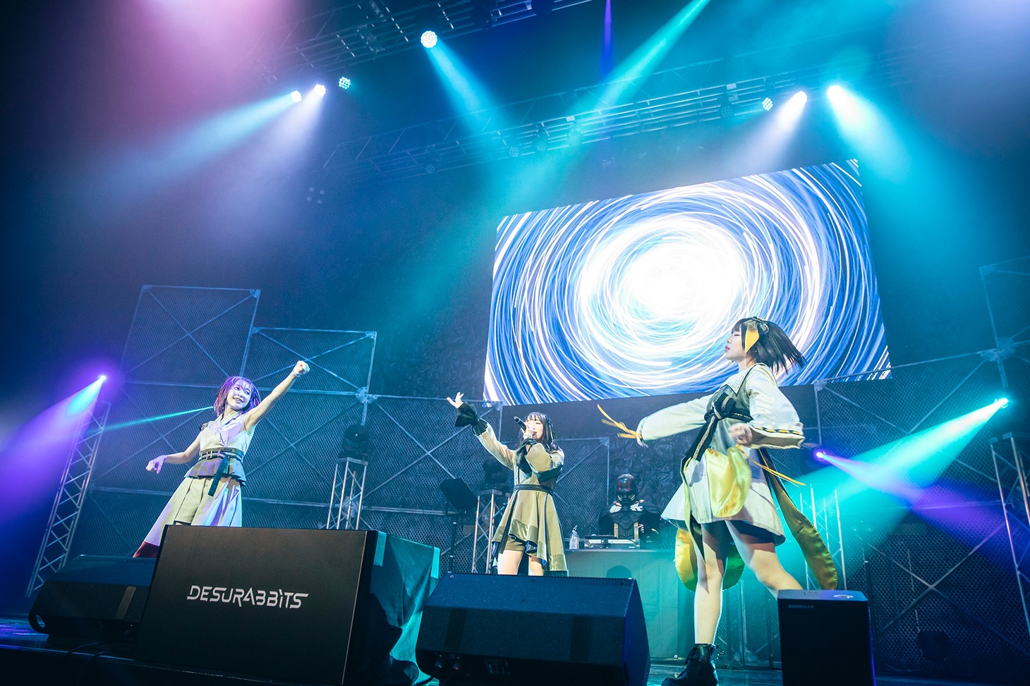 DESURABBITS（Photo by Sana Utsumi）