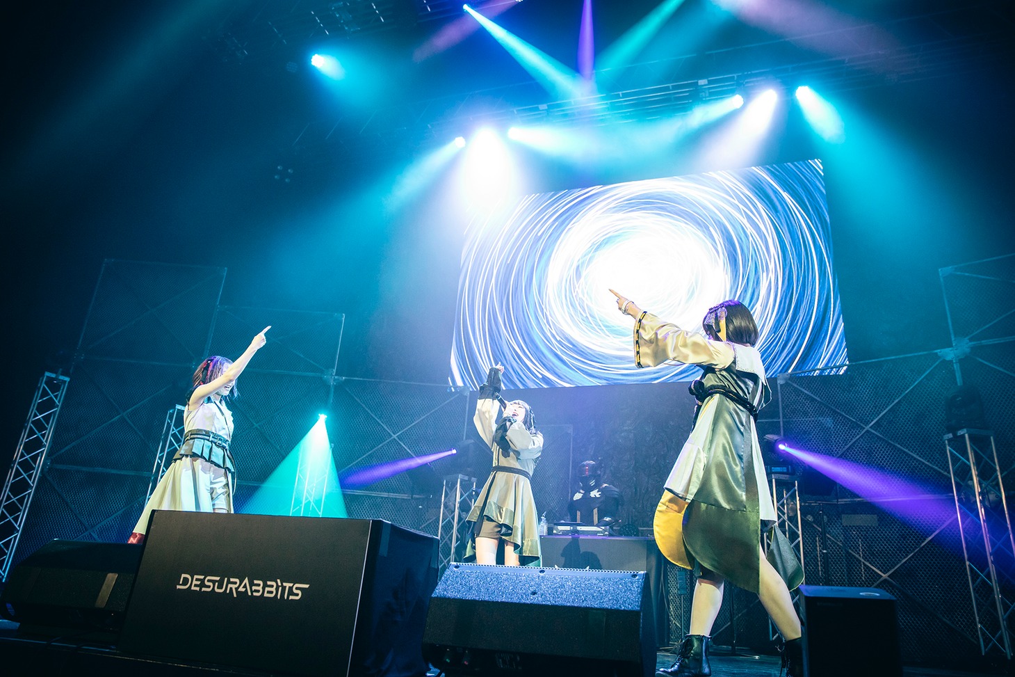 DESURABBITS（Photo by Sana Utsumi）