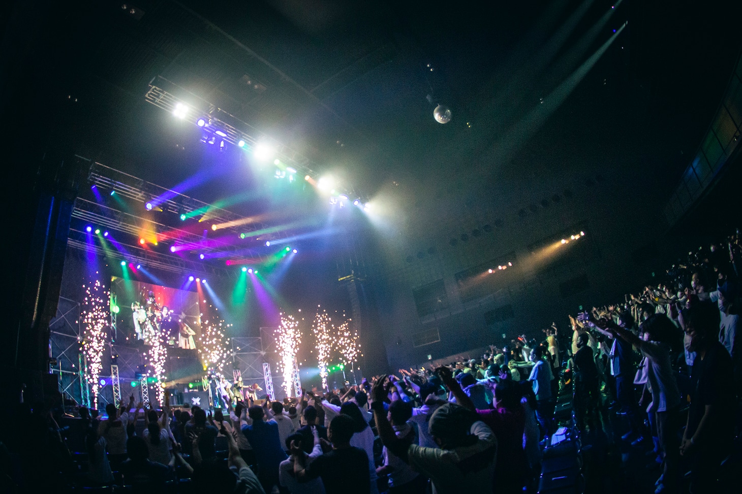 DESURABBITS「LAST JUMP」の様子。（Photo by Sana Utsumi）