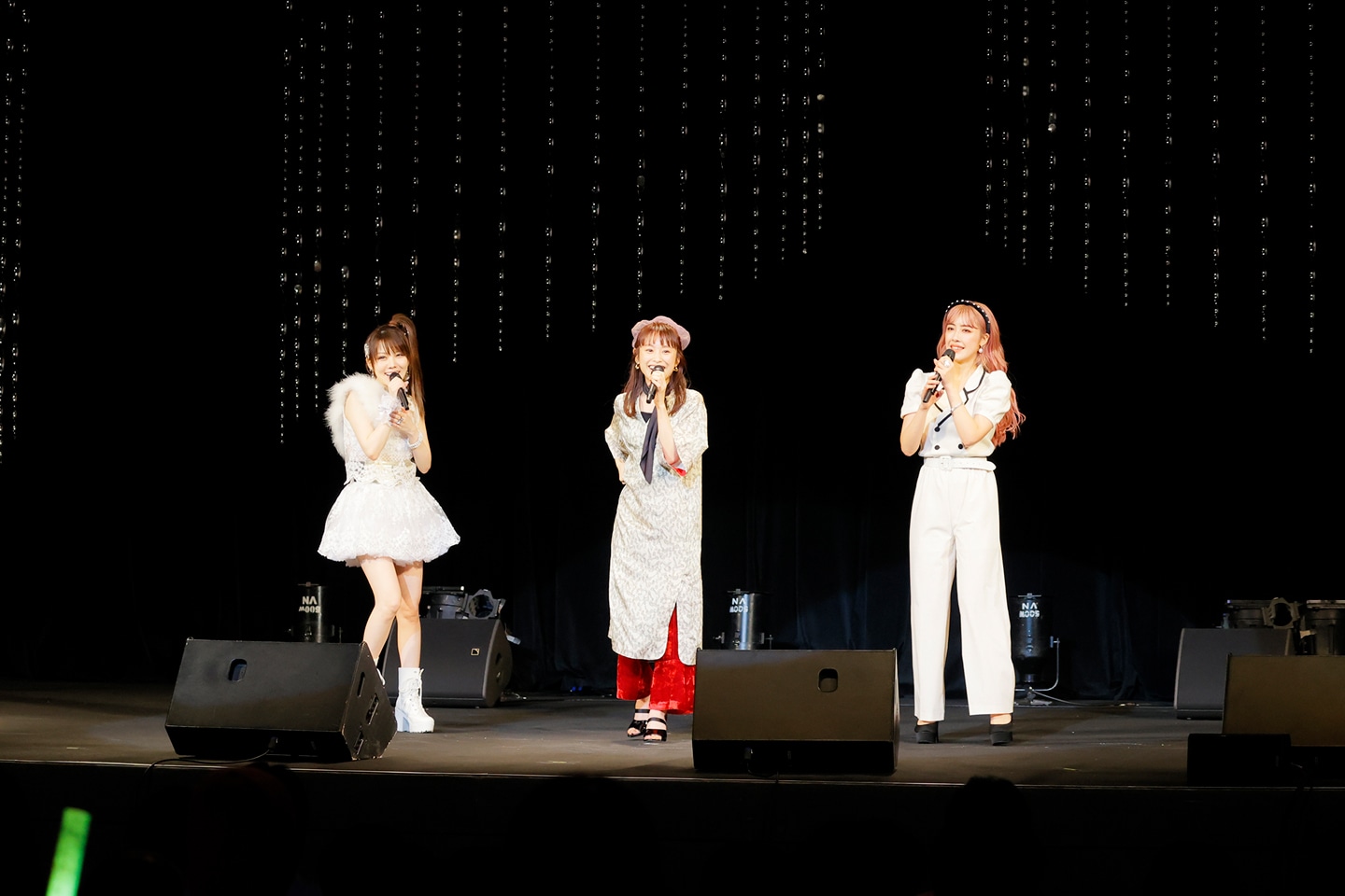 田中れいな（左）、高橋愛（中央）、夏焼雅（右）。
