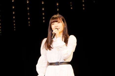 オープニングアクトを務めた小片リサ。