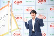 カメラに向かって手を振る二宮和也（嵐）。
