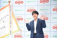 カメラに向かって手を振る二宮和也（嵐）。