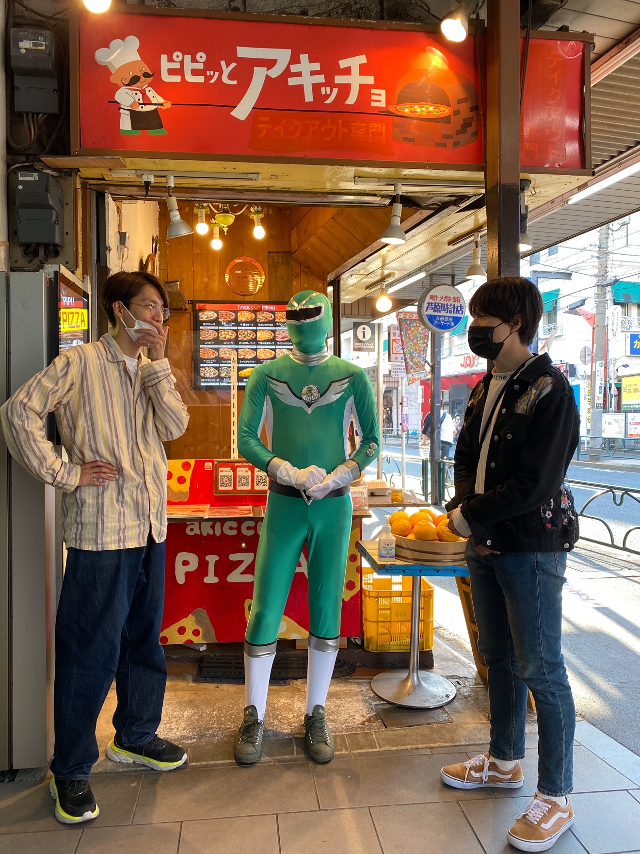 左から森田美勇人、ベビーカーおろすんジャー、真田佑馬。