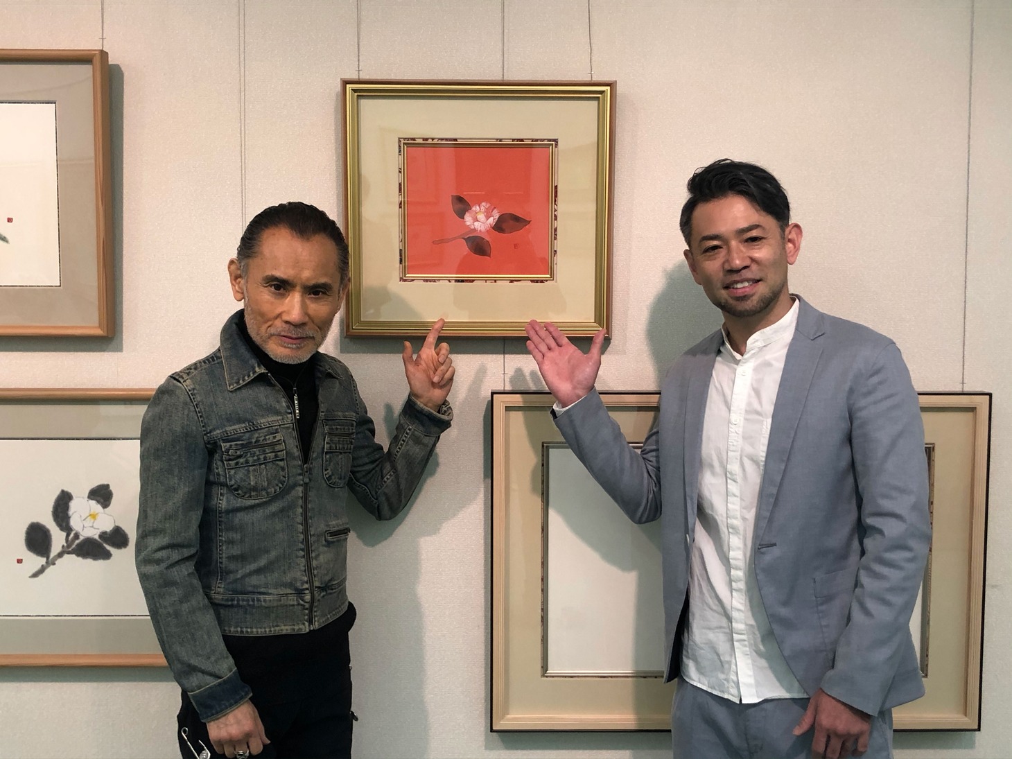 左から片岡鶴太郎、河口恭吾。