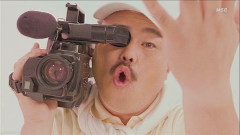 豆柴の大群「まめサマー!?」ミュージックビデオのワンシーン。