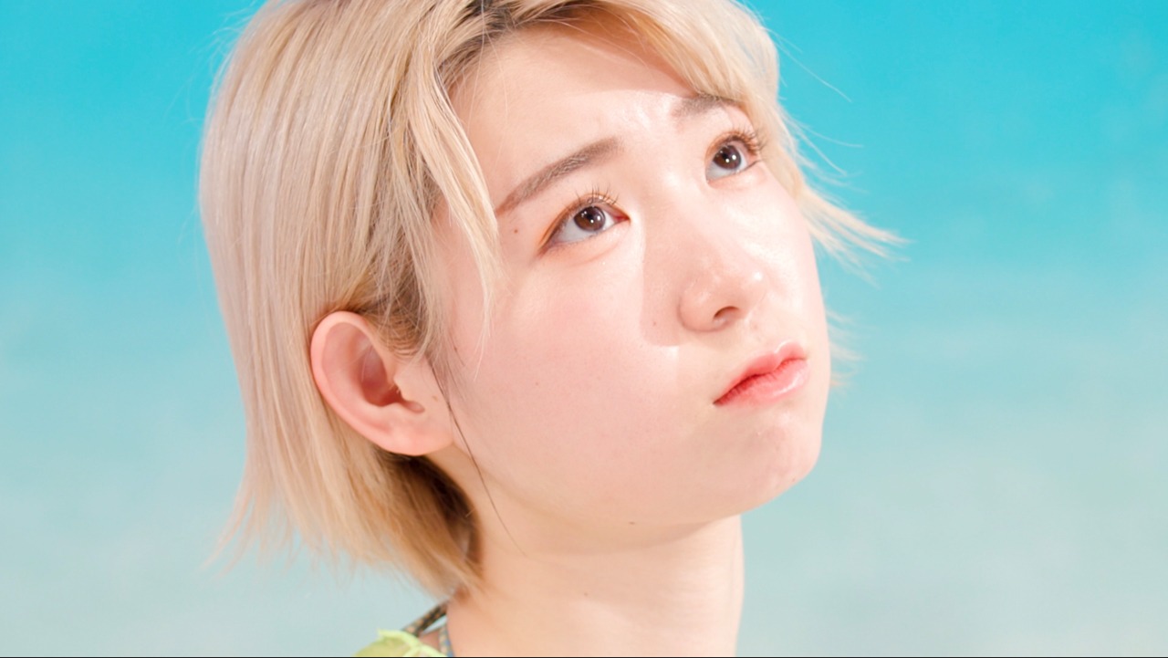 豆柴の大群「まめサマー!?」ミュージックビデオのワンシーン。