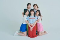 松村沙友理「次、いつ会える？」より、さゆりんご軍団の写真。(c)マガジンハウス（撮影：三瓶康友）