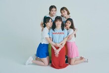 松村沙友理「次、いつ会える？」より、さゆりんご軍団の写真。(c)マガジンハウス（撮影：三瓶康友）