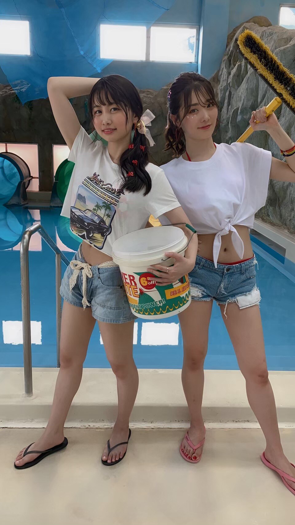 掃除用具を持っている清掃員。