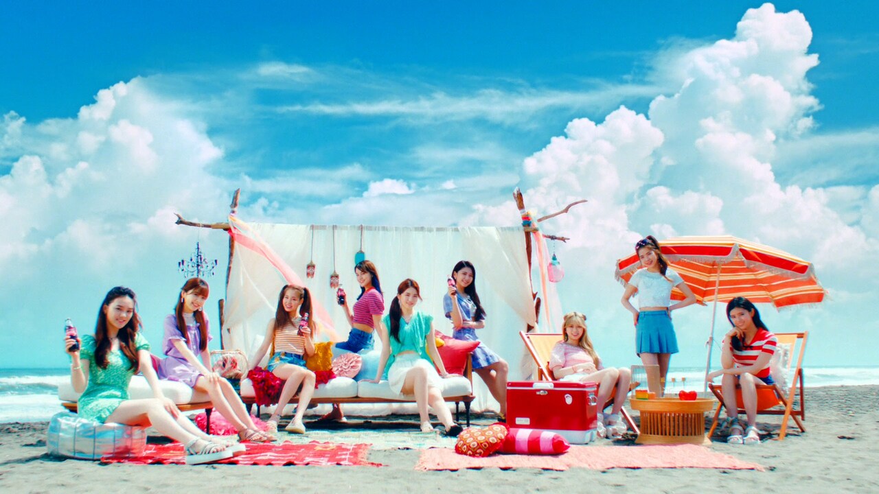 コカ・コーラ新CM「この瞬間が、私。」Summer編より。 - NiziU