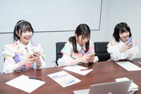 記事書きに挑戦する中村朱里、的場華鈴、山崎夏菜。