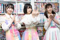 ネタを考える中村朱里、的場華鈴、山崎夏菜。