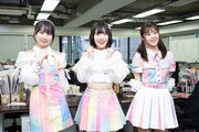 音楽ナタリー編集部を訪問した中村朱里、的場華鈴、山崎夏菜。
