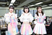 音楽ナタリー編集部を訪問した中村朱里、的場華鈴、山崎夏菜。