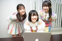 左から山崎夏菜、的場華鈴、中村朱里。