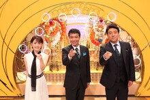 左から宮司愛海（フジテレビアナウンサー）、中山秀征、佐野瑞樹（フジテレビアナウンサー）。 (c)フジテレビ