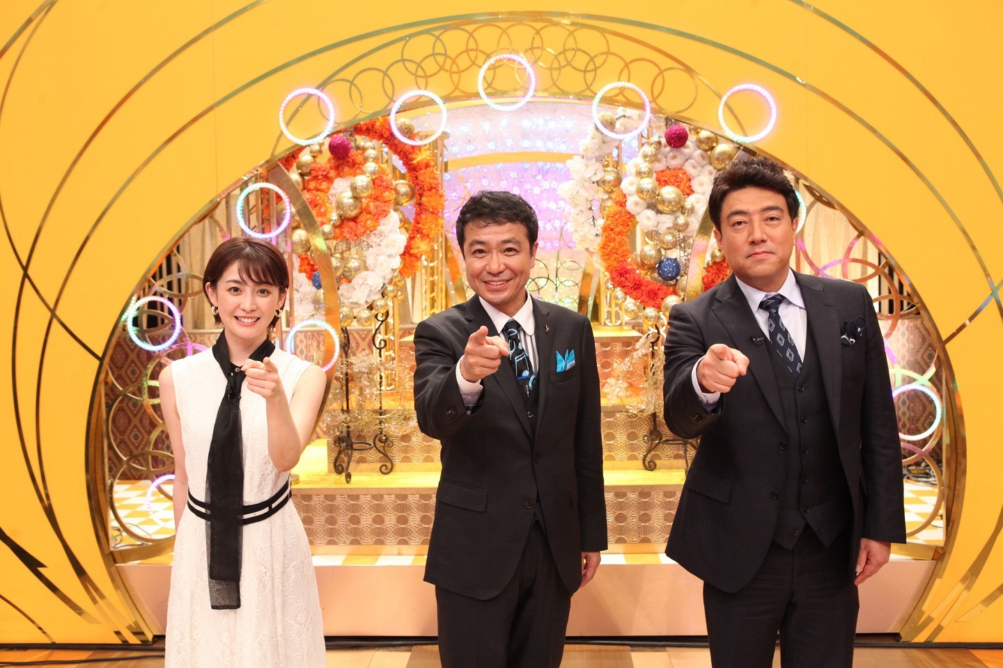 左から宮司愛海（フジテレビアナウンサー）、中山秀征、佐野瑞樹（フジテレビアナウンサー）。 (c)フジテレビ