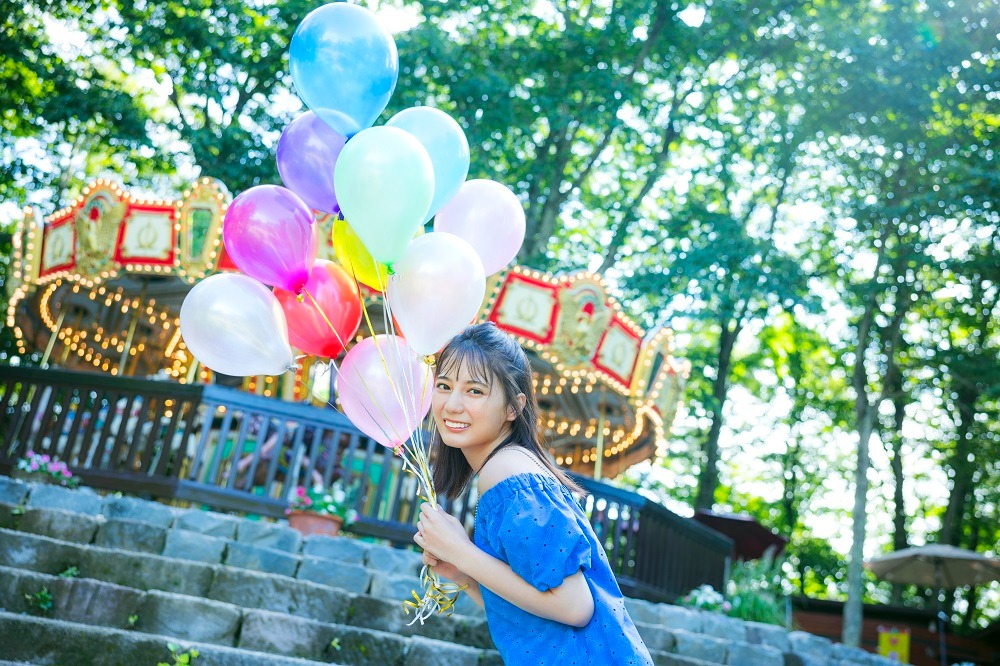 小坂菜緒「君は誰？」HMV＆BOOKS SHIBUYAパネル展「はしゃぐ君」の展示カット。（撮影：藤原宏）