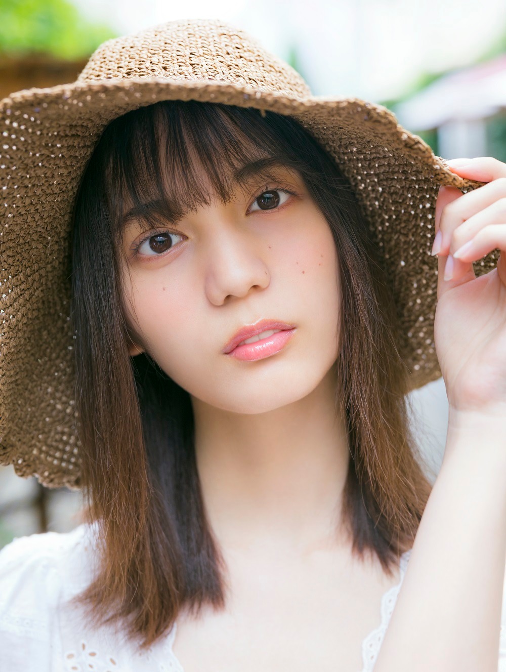 小坂菜緒「君は誰？」HMV＆BOOKS SHINSAIBASHIパネル展「オトナな君」の展示カット。（撮影：藤原宏）