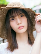小坂菜緒「君は誰?」HMV&BOOKS SHINSAIBASHIパネル展「オトナな君」の展示カット。(撮影:藤原宏)