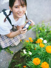 小坂菜緒「君は誰？」紀伊國屋書店梅田本店パネル展「花と君」の展示カット。（撮影：藤原宏）