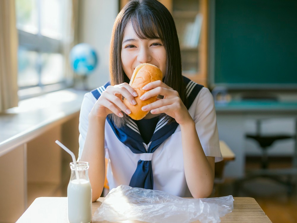 小坂菜緒「君は誰？」SHIBUYA TSUTAYAパネル展「食べる君」の展示カット。（撮影：藤原宏）