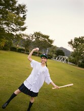 小坂菜緒「君は誰？」タワーレコード渋谷店パネル展「アオハルな君」の展示カット。（撮影：藤原宏）