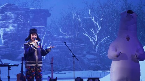 左から眉村ちあき、“シロクマ”。