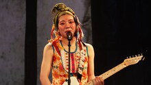 「眉村ちあき 配信ライブツアー第2弾『飛び出せ！日本元気女歌手ツアー ～アラスカ・北極・南極・アフリカ編～』」の様子。