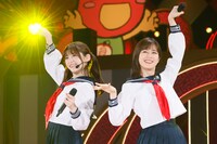 松村沙友理（左）と生田絵梨花（右）によるユニット・からあげ姉妹。