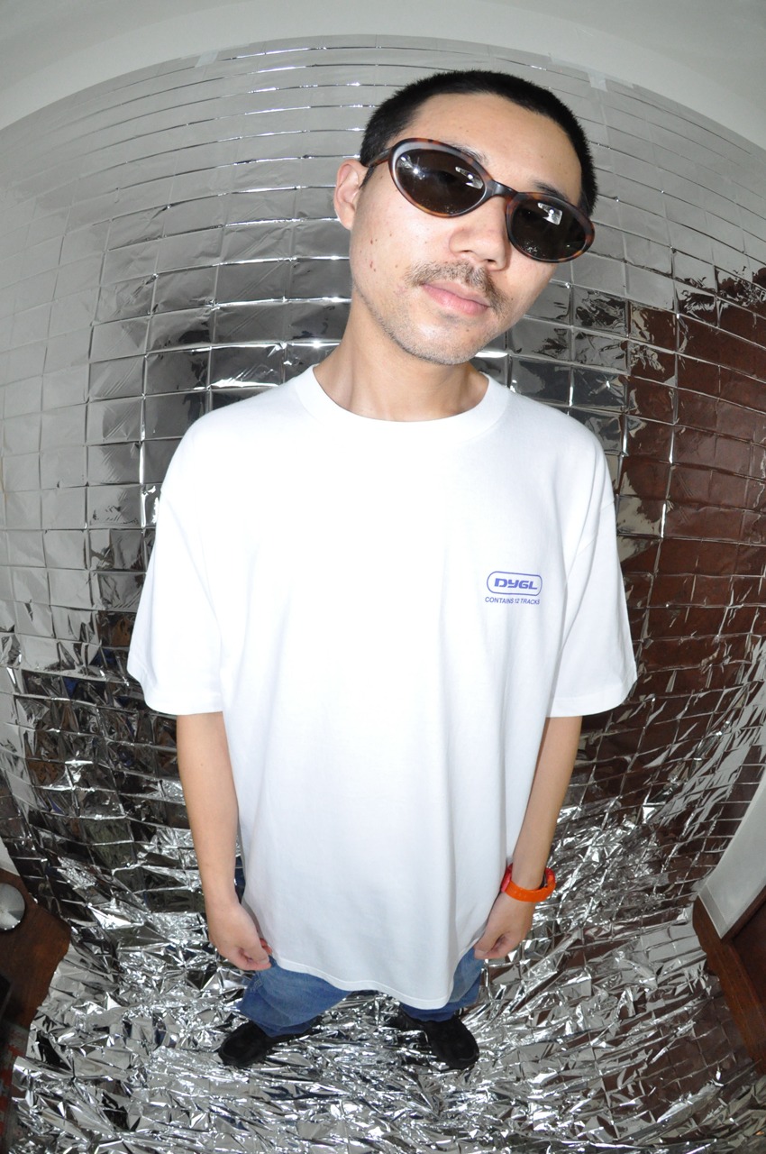 DYGL「A Daze In A Haze」限定盤付属Tシャツを着用したKomatsu Kazumichi。