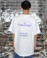 DYGL「A Daze In A Haze」限定盤付属Tシャツを着用したKomatsu Kazumichi。