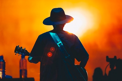 amazarashi「ポルノ映画の看板の下で」より