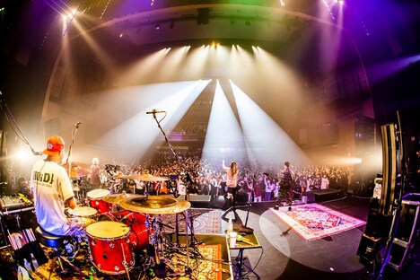 SUPER BEAVER「SUPER BEAVER『アイラヴユー』Release Tour 2021 ~圧巻のラクダ、愛のマシンガン~」東京・LINE CUBE SHIBUYA(渋谷公会堂)公演の様子。(撮影:青木カズロー)