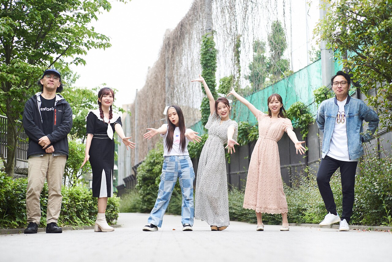 左から佐々木敦、十束おとは、日向ハル、奥津マリリ、佐藤まりあ、南波一海。