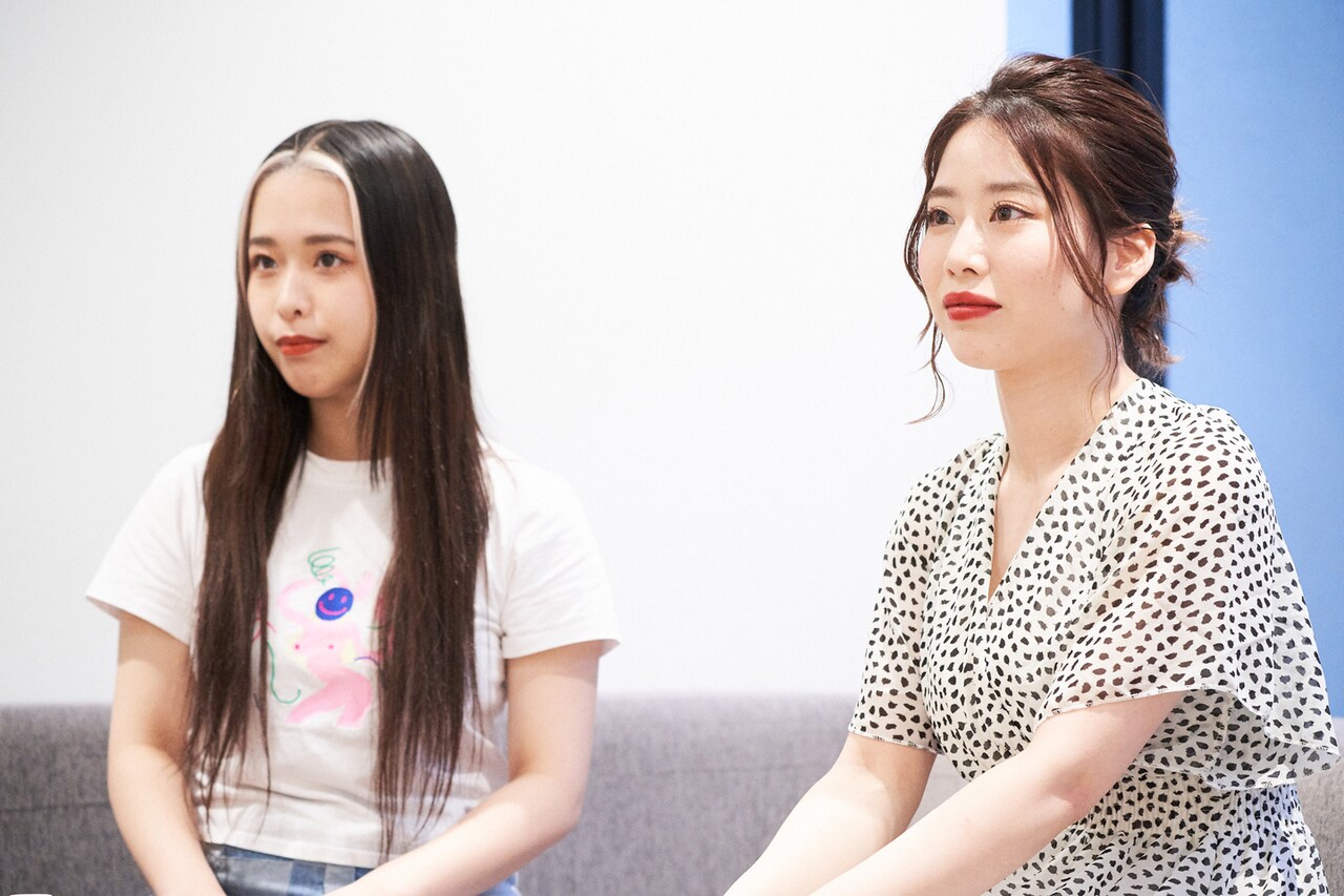 左から日向ハル、奥津マリリ。