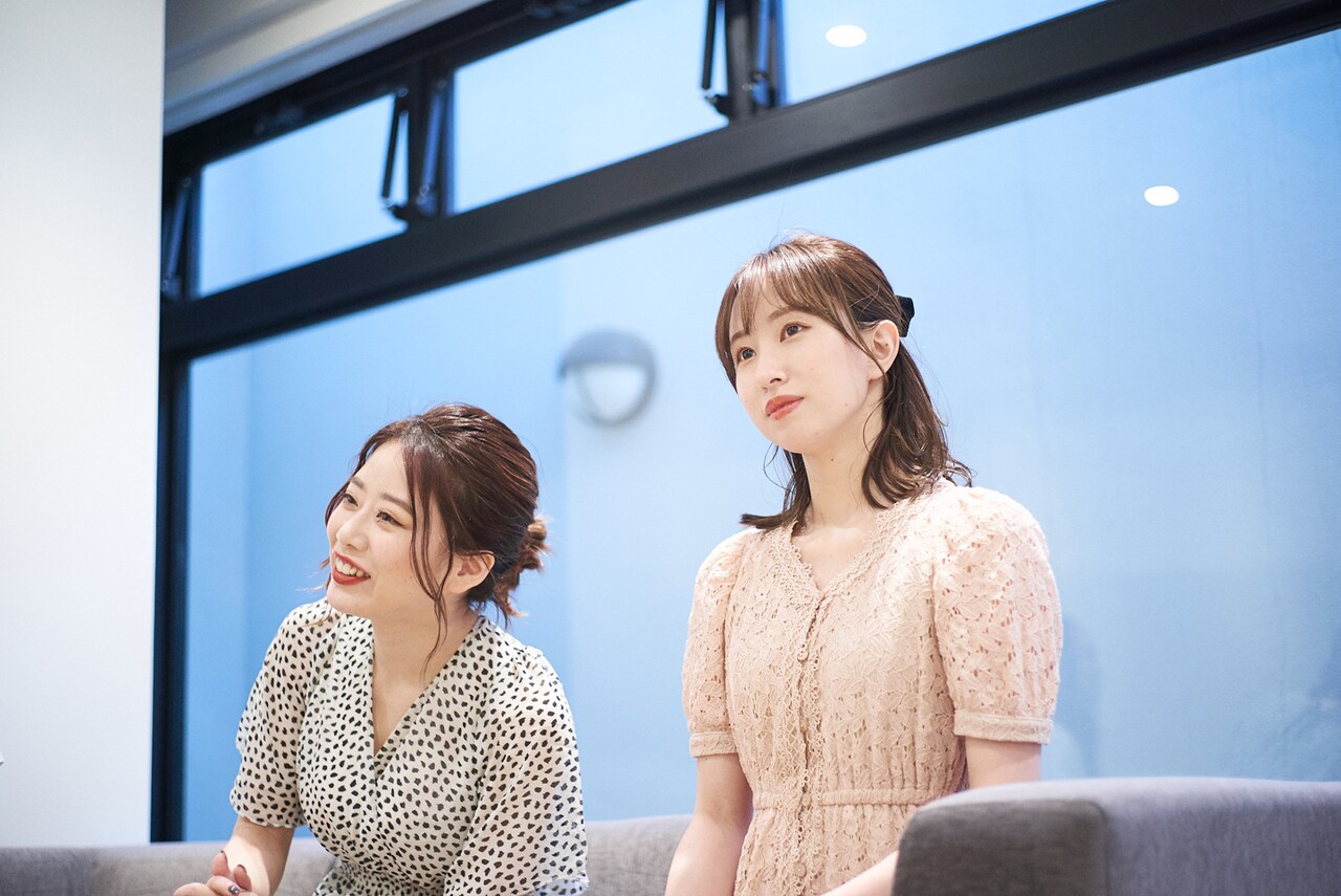 左から奥津マリリ、佐藤まりあ。