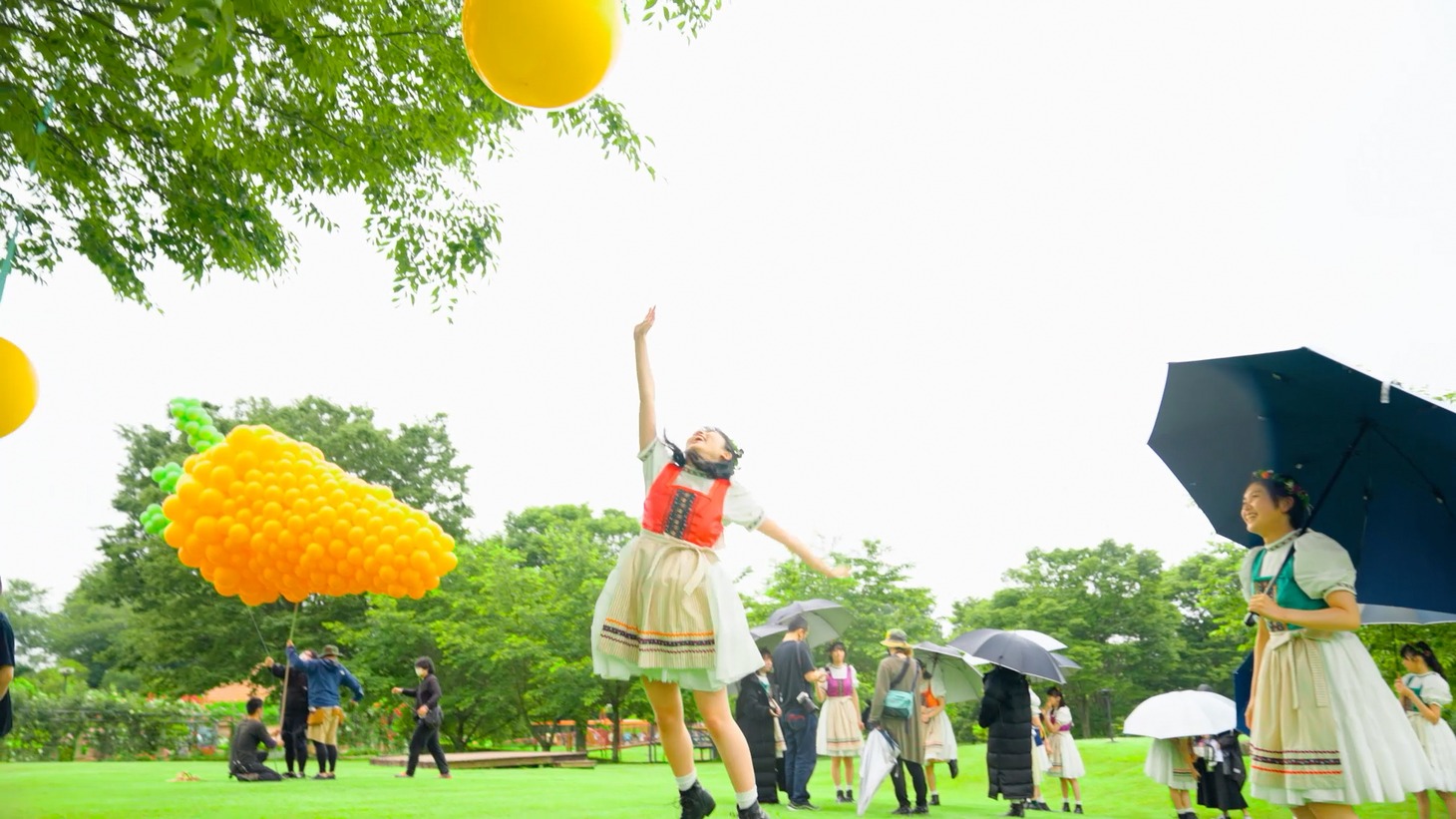 BEYOOOOONDS「フレフレ・エブリデイ」ミュージックビデオのメイキング写真。