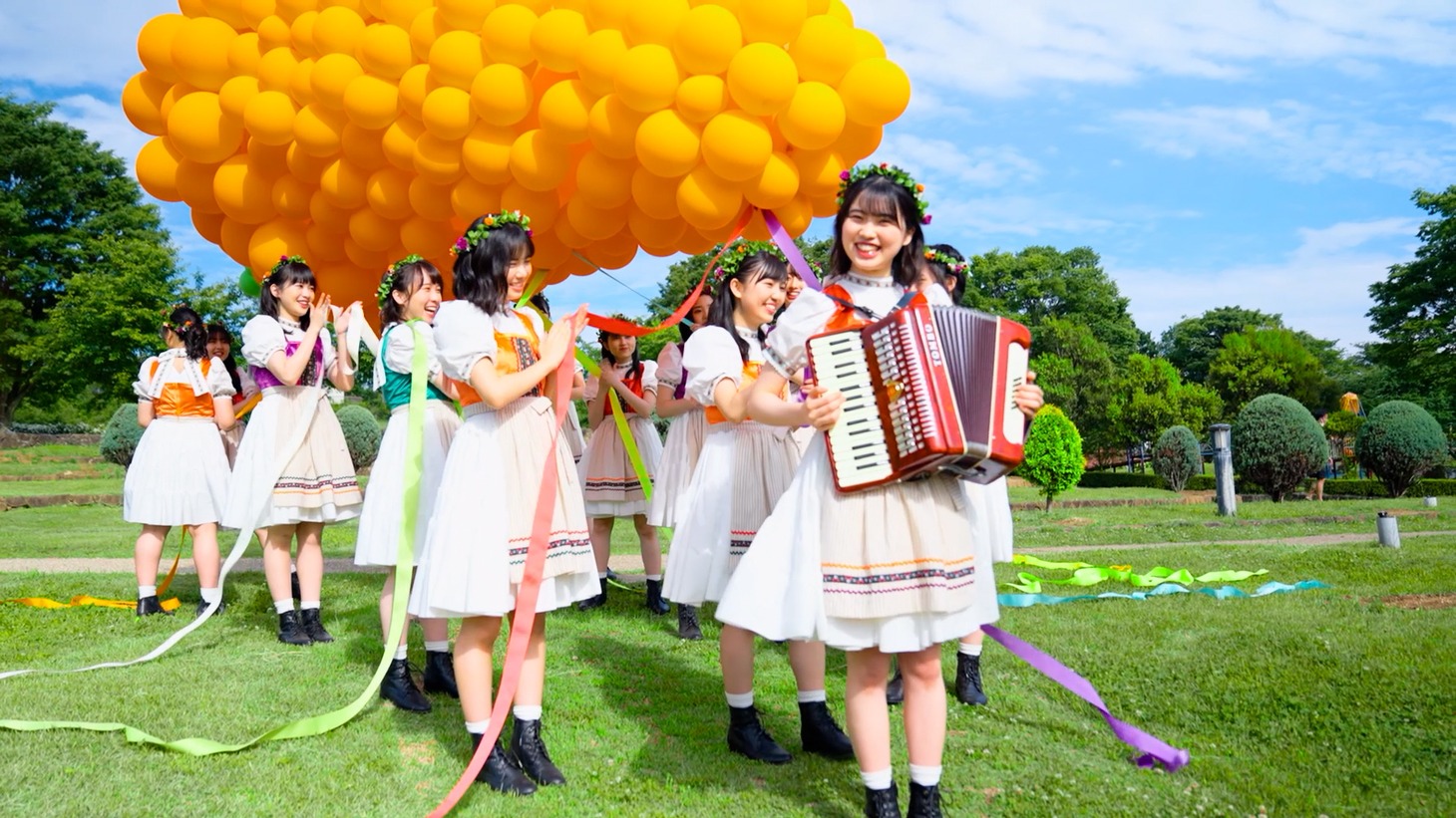 BEYOOOOONDS「フレフレ・エブリデイ」ミュージックビデオのメイキング写真。