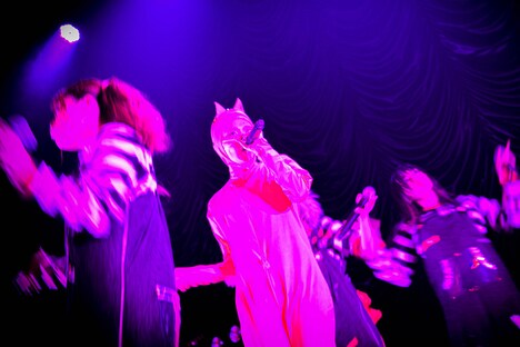 PIGGS「BOO BOO ZOO」より。豚の格好をしているのはSHELLME。（Photo by METTY）