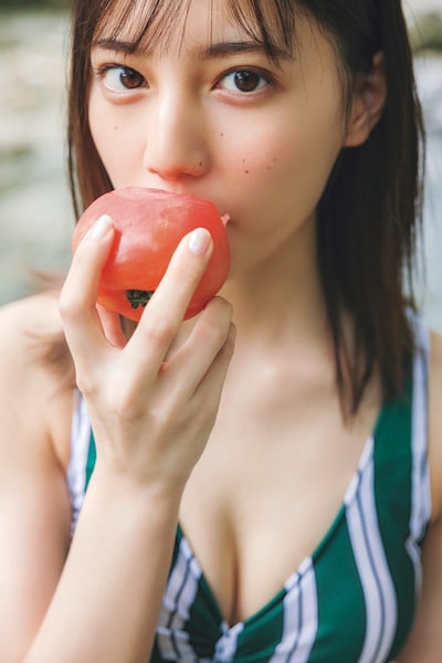 小坂菜緒1st写真集「君は誰？」より。（撮影：藤原宏）